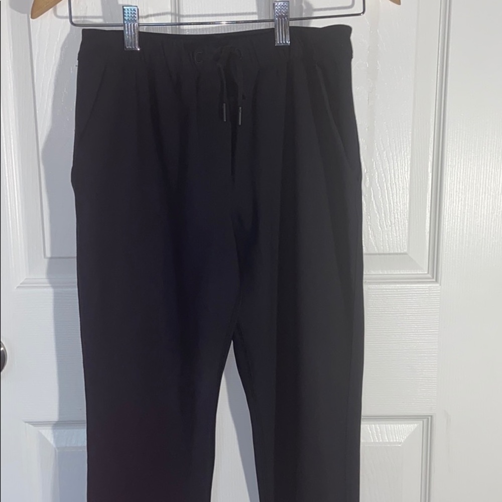 Lululemon- cropped trousers/sweats